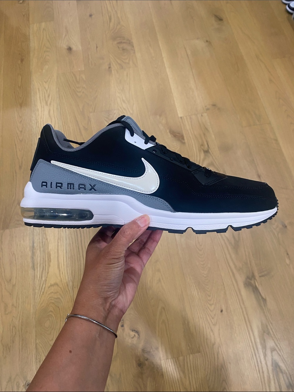 Nike Air Max Men's Black and White Running Sneakers - Picture 6 of 14